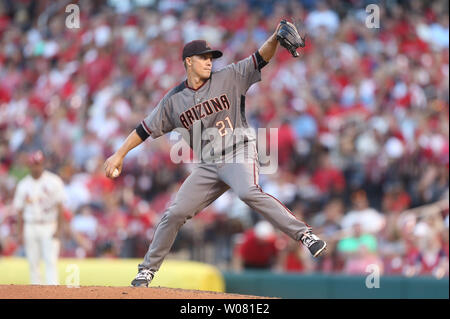 Arizona Diamondbacks Krug Zack Greinke liefert einen Pitch auf die St. Louis Cardinals im sechsten Inning am Busch Stadium in St. Louis am 29. Juli 2017. Arizona besiegte St. Louis 7-1. Foto von Bill Greenblatt/UPI Stockfoto