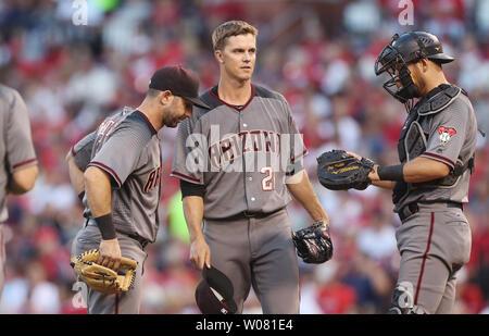 Arizona Diamondbacks Krug Zack Greinke (21) Hat eine Sitzung auf dem Damm nach einem Stau im fünften Inning gegen die St. Louis Cardinals am Busch Stadium in St. Louis am 29. Juli 2017. Arizona besiegte St. Louis 7-1. Foto von Bill Greenblatt/UPI Stockfoto