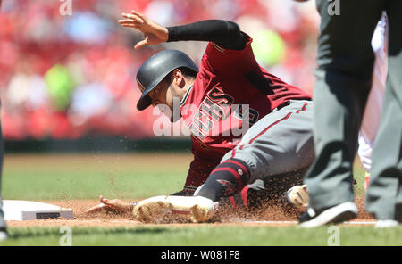 Arizona Diamondbacks Gregor Blanco macht es zur ersten Base, nachdem er in einer heruntergekommenen gegen die St. Louis Cardinals im vierten Inning am Busch Stadium in St. Louis am 30. Juli 2017 gefasst. St. Louis besiegt Arizona 3-2. Foto von Bill Greenblatt/UPI Stockfoto