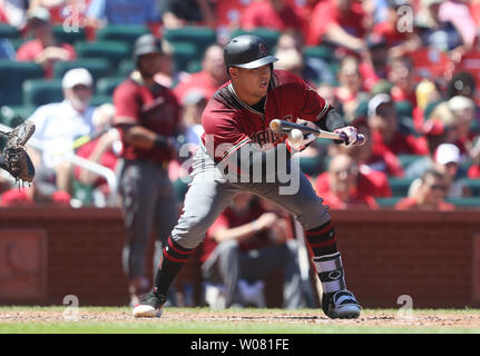 Arizona Diamondbacks Krug Taijuan Walker legt eine opferbauch im vierten Inning gegen die St. Louis Cardinals am Busch Stadium in St. Louis am 30. Juli 2017. St. Louis besiegt Arizona 3-2. Foto von Bill Greenblatt/UPI Stockfoto