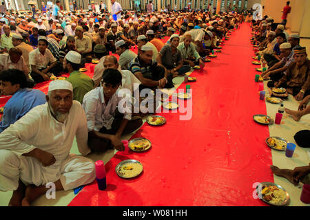 Anhänger an einer Messe - iftar Versammlung an Baitul Mukarram Nationale Moschee während des Monats Ramadan. Dhaka, Bangladesch. Stockfoto