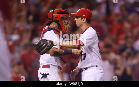 St. Louis Cardinals Yadier Molina gratuliert Krug matten Bogenschützen nach einem 8-5 über die Atlanta Braves am Busch Stadium in St. Louis am 11. August 2017 zu gewinnen. Foto von Bill Greenblatt/UPI Stockfoto