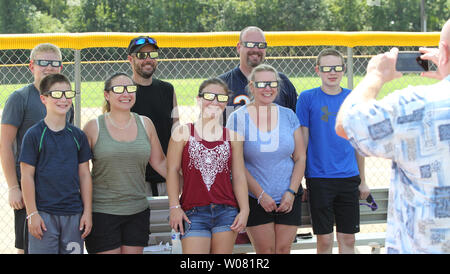 Eine Familie aus Indiana hat ein Gruppenfoto mit ihren Sonnenfinsternis Brille auf Momente vor der Ankunft der totalen Sonnenfinsternis 2017 während einer Uhr Partei in Sunset Hills, Missouri, am 21. August 2017. Foto von Bill Greenblatt/UPI Stockfoto