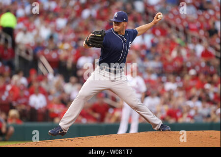 San Diego Padres Krug Clayton Richard liefert einen Pitch auf die St. Louis Cardinals im ersten Inning am Busch Stadium in St. Louis am 22. August 2017. Foto von Bill Greenblatt/UPI Stockfoto
