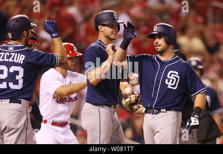 San Diego Padres Austin Hecken ist zu Hause Platte von Matt Szczur (L) und Wil Myers begrüßte, nachdem er einen 3 run Home Run im siebten Inning gegen die St. Louis Cardinals am Busch Stadium in St. Louis am 22. August 2017. San Diego besiegte St. Louis 12-4. Foto von Bill Greenblatt/UPI Stockfoto