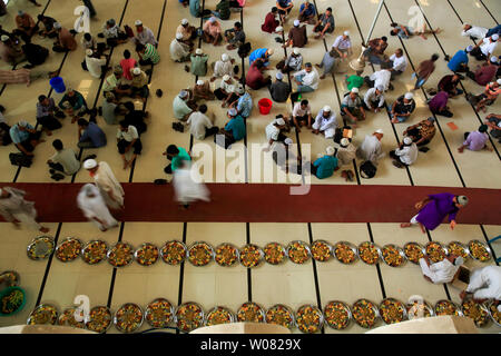 Anhänger an einer Messe - iftar Versammlung an Baitul Mukarram Nationale Moschee während des Monats Ramadan. Dhaka, Bangladesch. Stockfoto