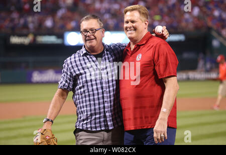Ehemalige St. Louis Cardinals Krüge Joe Magrane (R) und Greg Mathews Spaß haben bei einem ersten pitch Zeremonie zu Ehren des 1987 National League Championship Kardinäle, vor dem Chicago Cubs-St. Louis Cardinals baseball spiel am Busch Stadium in St. Louis am 26. September 2017. Foto von Bill Greenblatt/UPI Stockfoto