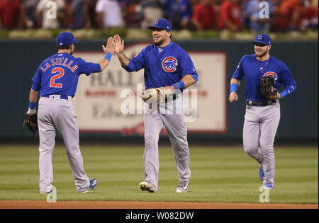Chicago Cubs Leonys Martin gratuliert von Tommy La Stella und Ian Happ (R), nachdem Sie ein Spiel speichern fangen das Spiel gegen die St. Louis Cardinals am Busch Stadium in St. Louis am 28. September 2017 zu beenden. Chicago, St. Louis 2-1 besiegte. Foto von Bill Greenblatt/UPI Stockfoto