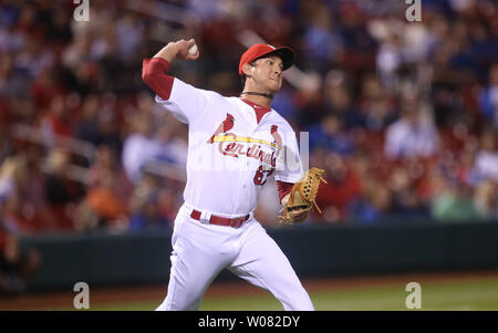 St. Louis Cardinals Matt Bowman macht ein errant Die erste Basis versuchen, Chicago Cubs Kyle Schwarber, die eine langsame Walze im elften Inning schlug am Busch Stadium in St. Louis am 28. September 2017 zu werfen. Chicago, St. Louis 2-1 besiegte. Foto von Bill Greenblatt/UPI Stockfoto