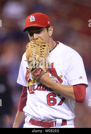 St. Louis Cardinals Krug mattes Bowman schreit in seinem Handschuh nach Aufgabe der Startschuss zu den Chicago Cubs in der elften Inning am Busch Stadium in St. Louis am 28. September 2017. Chicago, St. Louis 2-1 besiegte. Foto von Bill Greenblatt/UPI Stockfoto