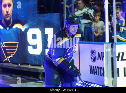 St. Louis Blues Wladimir Tarasenko ist während der Home opener gegen die Dallas Stars in der Scottrade Center in St. Louis am 7. Oktober 2017 eingeführt. Foto von BIll Greenblatt/UPI Stockfoto