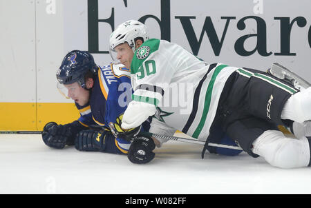 St. Louis Blues Wladimir Tarasenko und Dallas Stars Jason Spezza kollidieren in der ersten Periode im Scottrade Center in St. Louis am 7. Oktober 2017. Foto von BIll Greenblatt/UPI Stockfoto