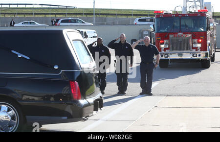St. Louis Feuerwehrmänner Gruß der Leichenwagen walzenhöhen? die Überreste des Zweiten Weltkriegs gefallenen Staff Sgt. Michael Aiello nach Ihrer Ankunft am internationalen Flughafen Lambert St. Louis St. Louis am 25. Oktober 2017. Aiello gingen Missing in Action vor 73 Jahren und seine Überreste wurden durch DNA identifiziert, ausgegrabene aus einem Amerikanischen Friedhof in Belgien. Aiello wird wieder in Springfield, Illinois, wo seine Familie lebte. Foto von Bill Greenblatt/UPI Stockfoto