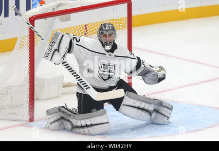 Los Angeles Kings Torwart Jonathan Quick bereitet sich für die Annäherung der Puck von den St. Louis Blues in der ersten Periode im Scottrade Center in St. Louis am 30. Oktober 2017. Foto von Bill Greenblatt/UPI Stockfoto