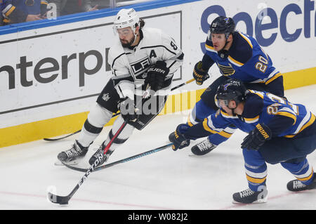 St. Louis Blues Alexander Steen (20) und Kyle Brodziak druck Los Angeles Kings Drew Doughty in der ersten Periode im Scottrade Center in St. Louis am 30. Oktober 2017. Foto von Bill Greenblatt/UPI Stockfoto