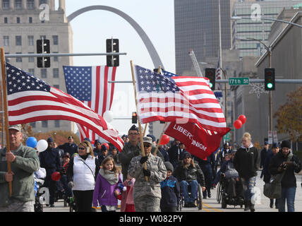 Veteranen und deren Familienangehörige, Parade in der Innenstadt von St. Louis während des St. Louis World Veterans Day Einhaltung in St. Louis am 11. November 2017. Foto von Bill Greenblatt/UPI Stockfoto