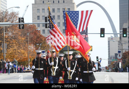 Eine Marine Corps Veteranen Gruppe marschiert während des St. Louis World Veterans Day Einhaltung in St. Louis am 11. November 2017. Foto von Bill Greenblatt/UPI Stockfoto