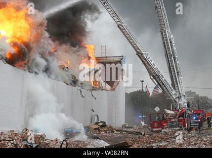 Ein Feuer wütet außer Kontrolle in einem Lager nach einer Wand auf einem Feuer Lkw während einer 5-alarm Brand in St. Louis kollabierte am 15. November 2017. Fast 200 St. Louis Feuerwehrmänner kämpften die Lager mit zahlreichen Papierprodukte und fast 200 tausend Kerzen. Foto von Bill Greenblatt/UPI Stockfoto