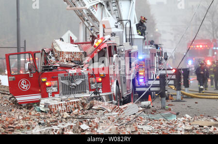 Ein Feuer wütet außer Kontrolle in einem Lager nach einer Wand auf einem Feuer Lkw während einer 5-alarm Brand in St. Louis kollabierte am 15. November 2017. Fast 200 St. Louis Feuerwehrmänner kämpften die Lager mit zahlreichen Papierprodukte und fast 200 tausend Kerzen. Foto von Bill Greenblatt/UPI Stockfoto