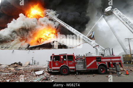 Ein Feuer wütet außer Kontrolle in einem Lager nach einer Wand auf einem Feuer Lkw während einer 5-alarm Brand in St. Louis kollabierte am 15. November 2017. Fast 200 St. Louis Feuerwehrmänner kämpften die Lager mit zahlreichen Papierprodukte und fast 200 tausend Kerzen. Foto von Bill Greenblatt/UPI Stockfoto