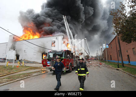 St. Louis Feuerwehrmänner gehen weg von ihren Lkw wie ein Feuer außer Kontrolle in einem Lager in St. Louis am 15. November 2017 tobt. Fast 200 St. Louis Feuerwehrmänner kämpften die Lager mit zahlreichen Papierprodukte und fast 200 tausend Kerzen. Foto von Bill Greenblatt/UPI Stockfoto