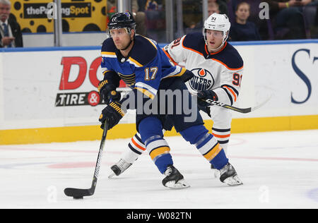 St. Louis Blues Jaden Schwartz skates Vergangenheit Edmonton Oilers Drake Caggiula in der ersten Periode im Scottrade Center in St. Louis am 21. November 2017. Foto von Bill Greenblatt/UPI Stockfoto