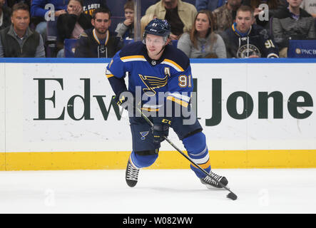 St. Louis Blues Wladimir Tarasenko Russlands ttacks Ziel der Nashville Predators in der ersten Periode im Scottrade Center in St. Louis am 24. November 2017. Foto von Bill Greenblatt/UPI Stockfoto