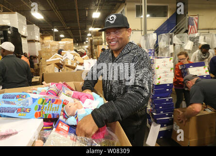 Ehemalige St. Louis Rams und Mitglied der National Football Hall of Fame Aeneas Williams, freiwillige Spielzeug in Boxen für die Verteilung an die Bedürftigen in Olivette, Missouri am 3. Dezember 2017. Hunderte werden Ihre Wochenenden in den nächsten paar Wochen verbringen in Lagerhäusern sortieren und anordnen Geschenkboxen für Kinder für die Weihnachtsferien in St. Louis. Foto von Bill Greenblatt/UPI Stockfoto