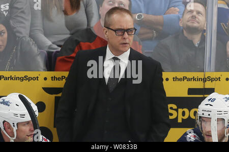 Winnipeg Jets Head Coach Paul Maurice Uhren sein Team teake auf der St. Louis Blues in der zweiten Periode im Scottrade Center in St. Louis am 16. Dezember 2017. Foto von Bill Greenblatt/UPI Stockfoto