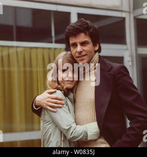 Heidi Brühl, deutsche Sängerin und Plant, mit Schauspielerkollege Bela Erny, Deutschland Ca. 1977. Die deutsche Schauspielerin und Sängerin Heidi Bruehl mit österreichischen Schauspieler und Sänger Bela Erny, Deutschland Ca. 1977. Stockfoto