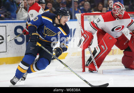 St. Louis Blues Alexander Steen verfolgt den Puck gegen die Carolina Hurricanes in der ersten Periode im Scottrade Center in St. Louis am 30. Dezember 2017. Foto von BIll Greenblatt/UPI Stockfoto
