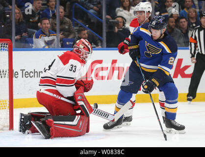 Carolina Hurricanes Torwart Scott Darling übernimmt die losen Kobold während der St. Louis Blues Paul Stastny für eine Erholung in der ersten Periode im Scottrade Center in St. Louis am 30 Dezember, 2017 wartet. Foto von BIll Greenblatt/UPI Stockfoto