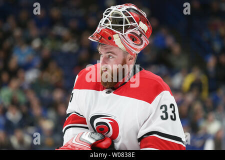 Carolina Hurricanes Torwart Scott Darling Skates zurück in seine Position in der ersten Periode gegen die St. Louis Blues im Scottrade Center in St. Louis am 30. Dezember 2017. Foto von BIll Greenblatt/UPI Stockfoto
