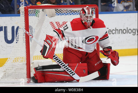 Carolina Hurricanes Torwart Scott Darling schützt sein Ziel gegen die St. Louis Blues in der ersten Periode im Scottrade Center in St. Louis am 30. Dezember 2017. Foto von BIll Greenblatt/UPI Stockfoto