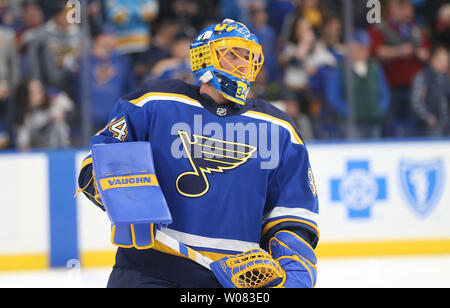 St. Louis Blues Torwart Jake Allen skates während des Warm-ups vor einem Spiel gegen die Arizona Kojoten im Scottrade Center in St. Louis 20. Januar, 2018. Foto von Bill Greenblatt/UPI Stockfoto