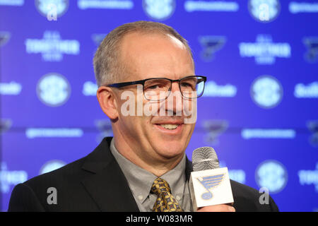 Die südöstliche Konferenz Kommissar Greg Sankey spricht mit Reportern am Scottrade Center in St. Louis am 8. Februar 2018. Sankey tourte das Scottrade Center im Voraus der SEC-Basketball Turnier, das am 7. und 11. März statt. Foto von Bill Greenblatt/UPI Stockfoto