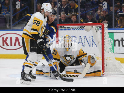 Pittsburgh Penguins Torwart Matt Murray hat ein Auge auf den Puck während St. Louis Blues Jaden Schwartz schlachten Pinguine Kris Letang für die Position in der ersten Periode im Scottrade Center in St. Louis am 11. Februar 2018. Foto von Bill Greenblatt/UPI Stockfoto