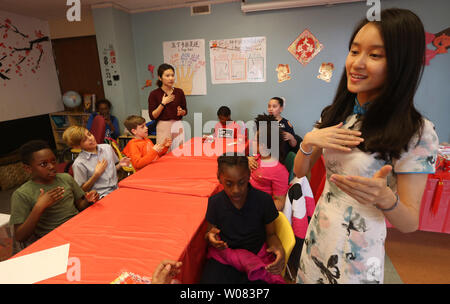 Die vierte Klasse Lehrer Nannan Huang führt ihre Klasse in der traditionellen chinesischen Songs während einer chinesischen Neue Jahre Feier der St. Louis language Immersion School in St. Louis am 15. Februar 2018. Studenten durchgeführt, traditionelle Tänze und Lieder und feierten verschiedenen chinesischen Neue Jahr Themen. Das chinesische Neujahr 2018 beginnt am 16. Februar. Foto von Bill Greenblatt/UPI. Stockfoto