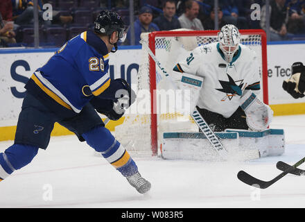 San Jose Sharks Torwart Martin Jones Augen den Puck aus der Peitsche der St. Louis Blues Paul Stastny während einer in der ersten Periode speichern im Scottrade Center in St. Louis am 20. Februar 2018. Foto von Bill Greenblatt/UPI Stockfoto