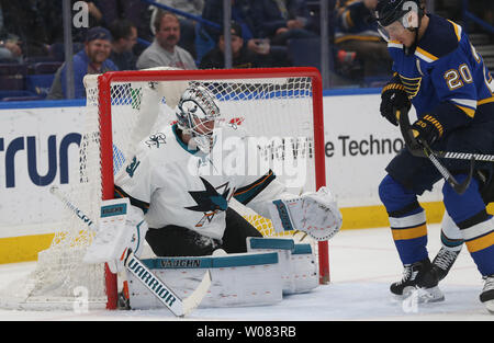 San Jose Sharks Torwart Martin Jones macht ein Speichern auf einer Aufnahme des St. Louis Blues Alexander Steen in der ersten Periode im Scottrade Center in St. Louis am 20. Februar 2018. Foto von Bill Greenblatt/UPI Stockfoto