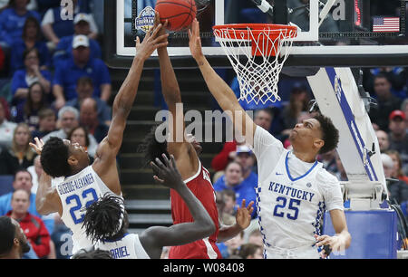 Die Kentucky PJ Washington (25) und Shai Gilgeous-Alexander kombinieren die Fortschritte des Alabama Colin Sexton's Layup in die zweite Hälfte ihres das sek Turnier Spiel im Scottrade Center in St. Louis am 10. März 2018 zu stoppen. Kentucky Alabama besiegt, 86-63. Foto von BIll Greenblatt/UPI Stockfoto