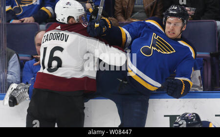 Colorado Avalanche Nikita Zadorov Russlands prüft St. Louis Blues Brayden Schenn in der ersten Periode im Scottrade Center in St. Louis am 15. März 2018. Foto von Bill Greenblatt/UPI Stockfoto