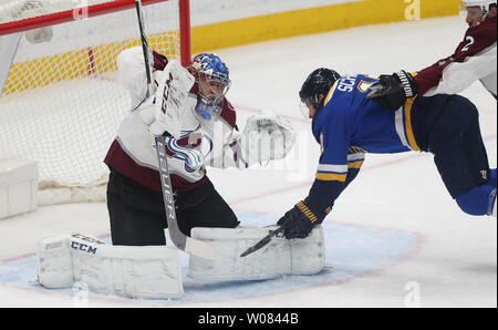 Colorado Avalanche Torwart Semyon Varlamov von Russland verteidigt wie St. Louis Blues Brayden Schenn durch die Lawine Patrik Nemeth von Schweden in der ersten Periode im Scottrade Center in St. Louis am 15. März 2018 gedrückt wird. Foto von Bill Greenblatt/UPI Stockfoto