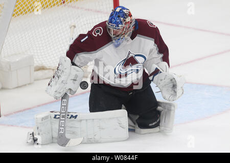 Colorado Avalanche Torwart Semyon Varlamov der Macht Russland einen Handschuh gegen die St. Louis Blues in der ersten Periode im Scottrade Center in St. Louis am 15. März 2018 speichern. Foto von Bill Greenblatt/UPI Stockfoto