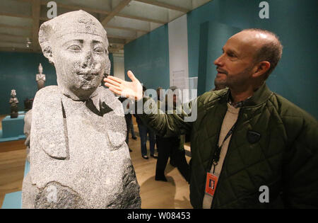 Franck Goddio, ein Pionier der modernen maritime Archäologie, schaut auf einen Stein Sphinx zwischen 360-343 v. Chr. gemacht und erholte sich von den Verlorenen mediterranen Hafenstadt Thonis-Heracleion, auf Anzeige an der Saint Louis Art Museum in St. Louis am 22. März 2018. 1992, Goddio entdeckte die alte große Hafen von Alexandria und im Jahr 2000 ein Team aus Archäologen, Ägyptologen, Historiker, Geologen, Geophysiker und Ingenieure die versunkene antike Stadt Thonis-Heracleion und Teile der Stadt Kanopus unter 30 Fuß Wasser und vier Meilen von der heutigen ägyptischen Küste entdeckt. T Stockfoto