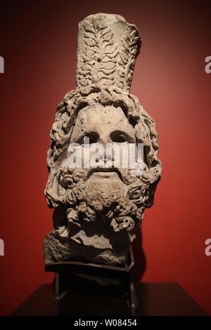 Ein Kopf des Serapis mit Kalathos, die zwischen 200-100 v. Chr. und von den Verlorenen mediterranen Hafenstadt Canopus erholt sitzt auf Anzeige an der Saint Louis Art Museum in St. Louis am 22. März 2018. 1992, Franck Goddio, ein Pionier der modernen maritime Archäologie der Alten Großen Hafen von Alexandria entdeckt und im Jahr 2000 ein Team aus Archäologen, Ägyptologen, Historiker, Geologen, Geophysiker und Ingenieure die versunkene antike Stadt Thonis-Heracleion und Teile der Stadt Kanopus unter 30 Fuß Wasser und vier Meilen von der heutigen ägyptischen Küste entdeckt. Die lar Stockfoto