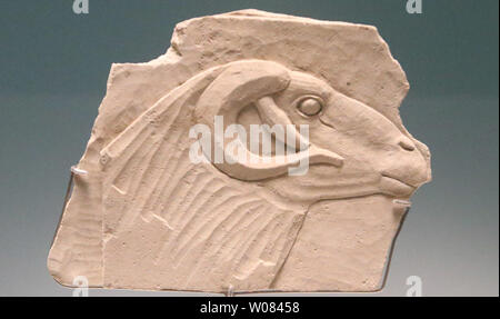 Eine Plakette mit dem Amun als Ram, ca. 600-500 v. Chr. erholt von den Verlorenen mediterranen Hafenstadt Thonis-Heracleion, sitzt auf dem Saint Louis Art Museum in St. Louis am 22. März 2018. 1992, Franck Goddio, ein Pionier der modernen maritime Archäologie der Alten Großen Hafen von Alexandria entdeckt und im Jahr 2000 ein Team aus Archäologen, Ägyptologen, Historiker, Geologen, Geophysiker und Ingenieure die versunkene antike Stadt Thonis-Heracleion und Teile der Stadt Kanopus unter 30 Fuß Wasser und vier Meilen von der heutigen ägyptischen Küste entdeckt. Die l Stockfoto