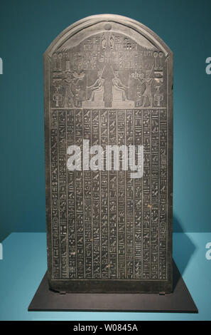 Ein Schiefer der Thonis-Heracleion gemacht etwa 380 v. Chr. und erholte sich von den Verlorenen mediterranen Hafenstadt Thonis-Heracleion sitzt auf Anzeige an der Saint Louis Art Museum in St. Louis am 22. März 2018. 1992, Franck Goddio, ein Pionier der modernen maritime Archäologie der Alten Großen Hafen von Alexandria entdeckt und im Jahr 2000 ein Team aus Archäologen, Ägyptologen, Historiker, Geologen, Geophysiker und Ingenieure die versunkene antike Stadt Thonis-Heracleion und Teile der Stadt Kanopus unter 30 Fuß Wasser und vier Meilen von der heutigen ägyptischen Küste entdeckt. Die la Stockfoto