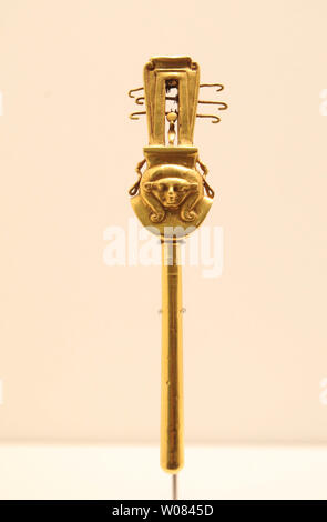 Eine Rassel - wie Musikinstrumente, die in der Nähe von 1200-1000 v. Chr. und erholte sich von den Verlorenen mediterranen Hafenstadt Thonis-Heracleion, ist auf Anzeige an der Saint Louis Art Museum in St. Louis am 22. März 2018. 1992, Franck Goddio, ein Pionier der modernen maritime Archäologie, entdeckte die alte große Hafen von Alexandria und im Jahr 2000 ein Team aus Archäologen, Ägyptologen, Historiker, Geologen, Geophysiker und Ingenieure die versunkene antike Stadt Thonis-Heracleion und Teile der Stadt Kanopus unter 30 Fuß Wasser und vier Meilen von der heutigen Ägyptischen coa entdeckt Stockfoto