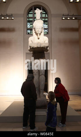 Eine Familie hält an die kolossale Statue des Gottes Hapy zu betrachten, zwischen 664-120 v. Chr. gemacht und erholte sich von den Verlorenen mediterranen Hafenstadt Thonis-Heracleion auf dem Display befindet sich an der Saint Louis Art Museum in St. Louis am 22. März 2018. 1992, Franck Goddio, ein Pionier der modernen maritime Archäologie der Alten Großen Hafen von Alexandria entdeckt und im Jahr 2000 ein Team aus Archäologen, Ägyptologen, Historiker, Geologen, Geophysiker und Ingenieure die versunkene antike Stadt Thonis-Heracleion und Teile der Stadt Kanopus unter 30 Fuß Wasser und vier entdeckt Stockfoto